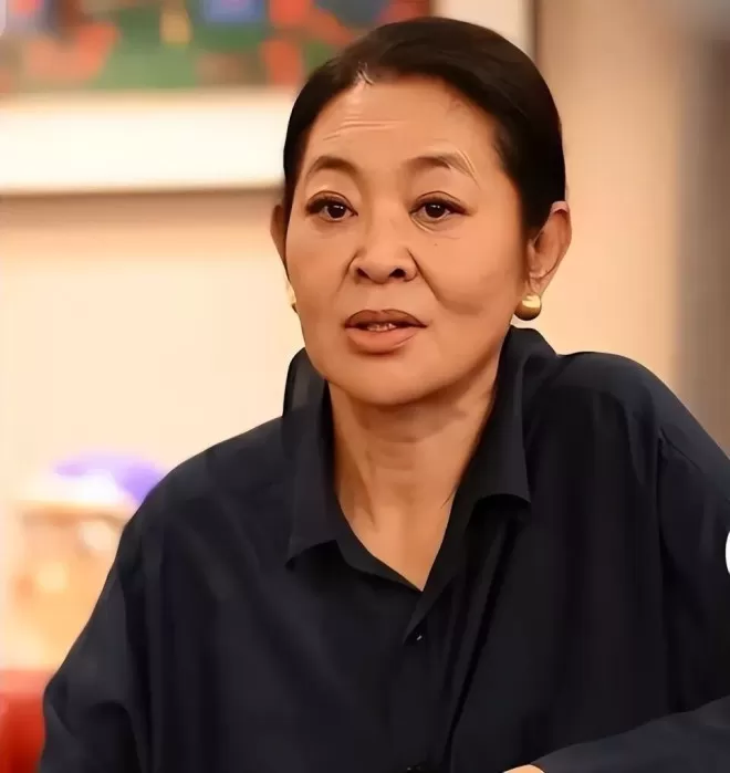 67岁身家过亿的倪萍近况曝光，27岁儿子成"心病"