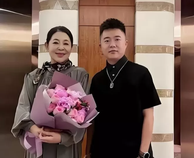 67岁身家过亿的倪萍近况曝光，27岁儿子成"心病"