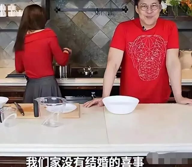 霍启山带娜然一同看球，霍震霆大方同行....