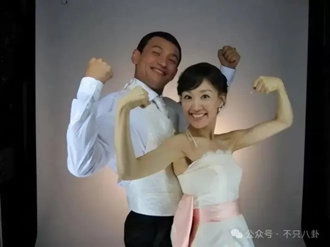 结婚22年0绯闻的他，居然被曝出轨？