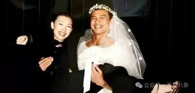 结婚22年0绯闻的他，居然被曝出轨？