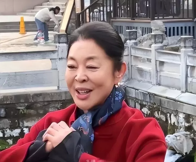 67岁身家过亿的倪萍近况曝光，27岁儿子成"心病"