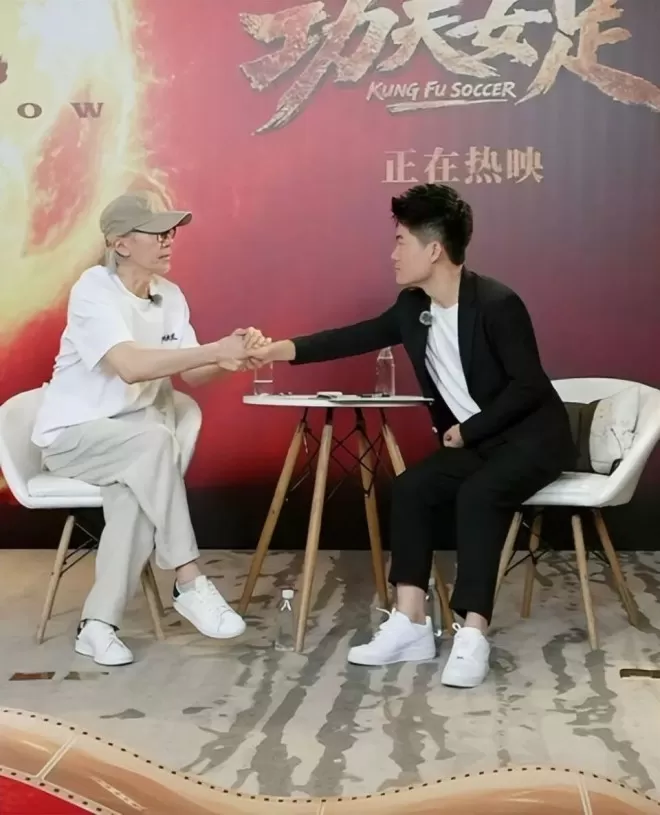 董宇辉采访周星驰，尴尬至极