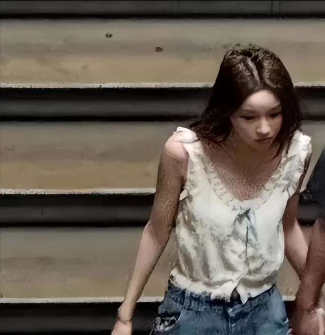 王思聪日本逛街被偶遇，身边换了女人，满面春风
