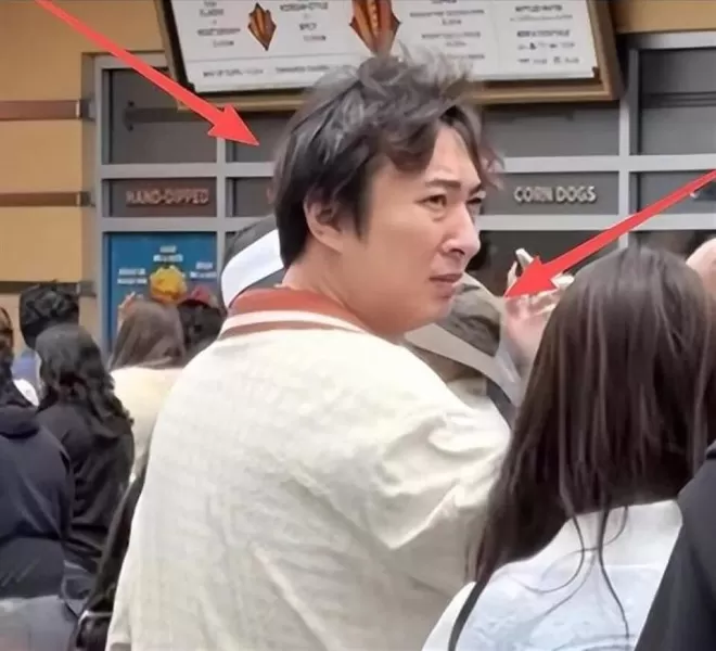 王思聪日本逛街被偶遇，身边换了女人，满面春风