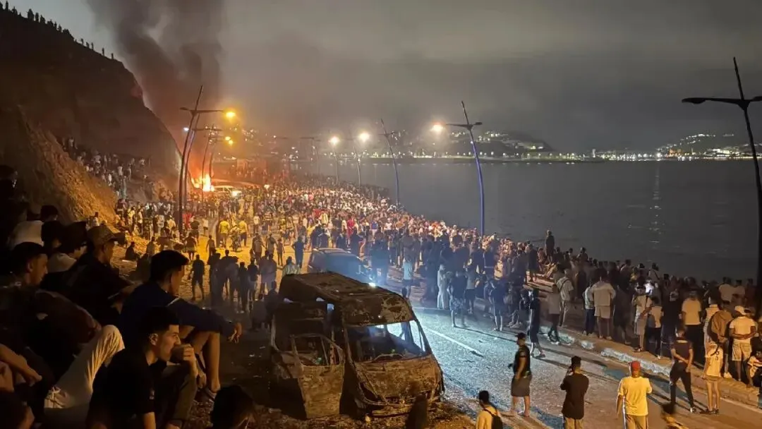 57人惨死! 6万名非法移民突然涌入 百米冲刺如丧尸进城 边境彻底失控!