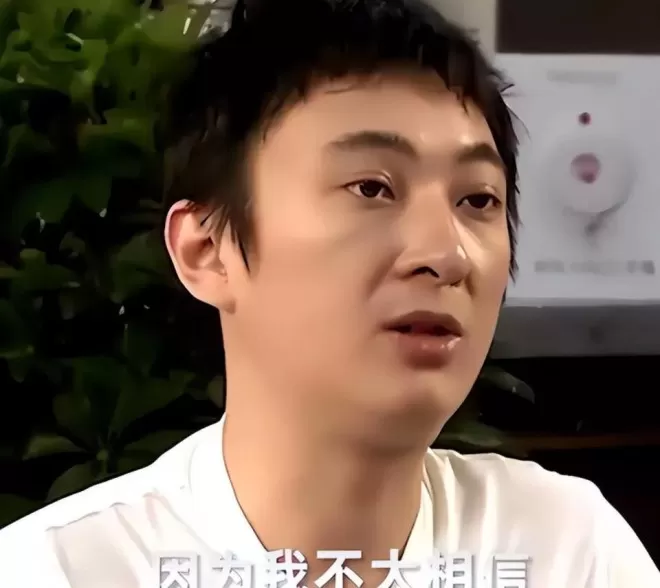 王思聪日本逛街被偶遇，身边换了女人，满面春风
