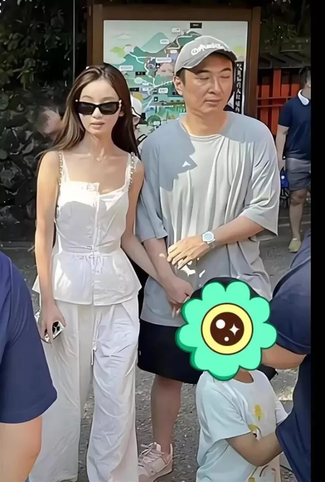 王思聪日本逛街被偶遇，身边换了女人，满面春风