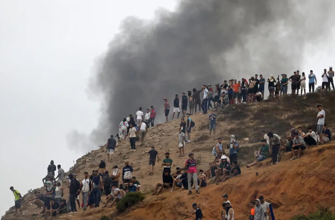 57人惨死! 6万名非法移民突然涌入 百米冲刺如丧尸进城 边境彻底失控!