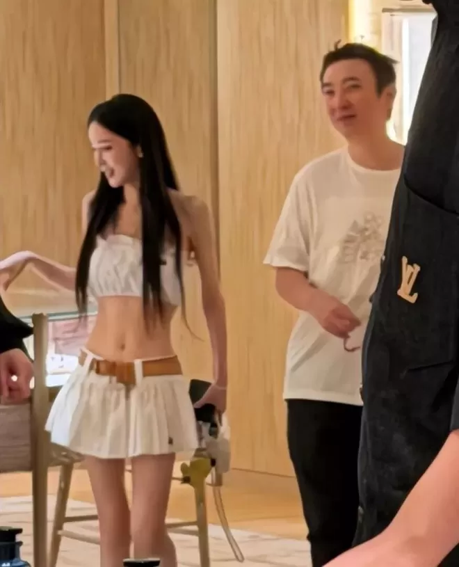 王思聪日本逛街被偶遇，身边换了女人，满面春风