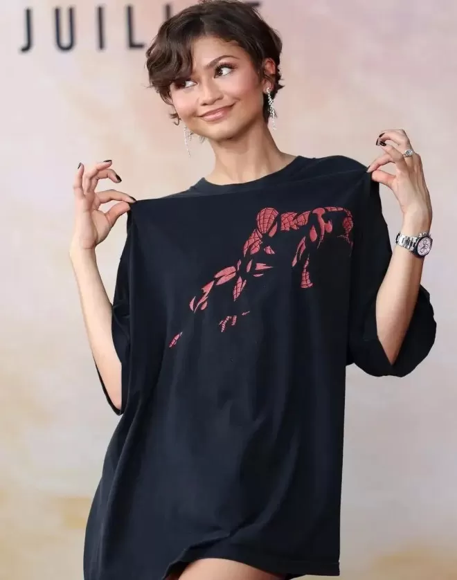 一个月27套造型！"红毯战神"赞达亚真把蜘蛛元素玩明白了