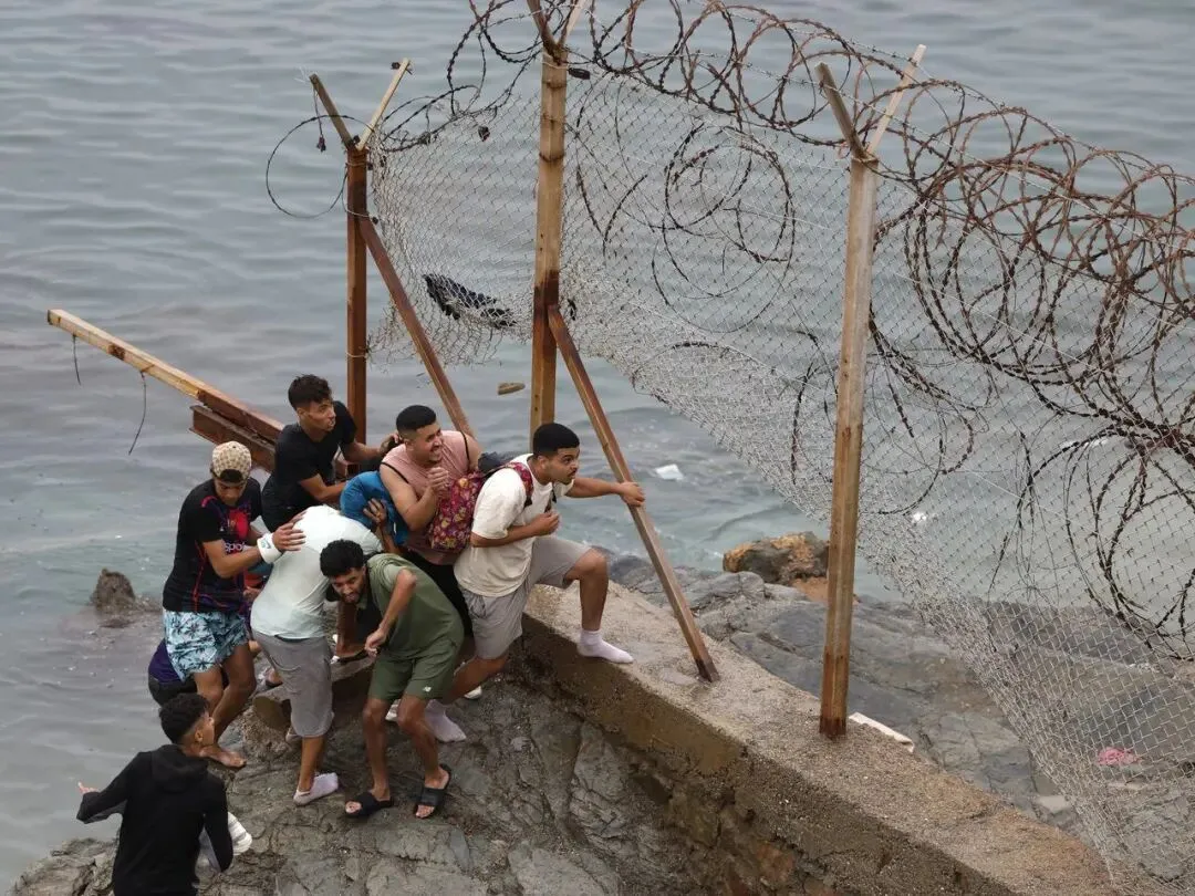 57人惨死! 6万名非法移民突然涌入 百米冲刺如丧尸进城 边境彻底失控!