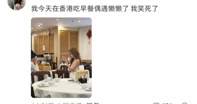 王思聪日本逛街被偶遇，身边换了女人，满面春风