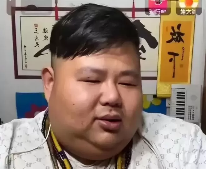 曾力压胡歌夺冠，如今343斤靠吃年入百万、女友不断