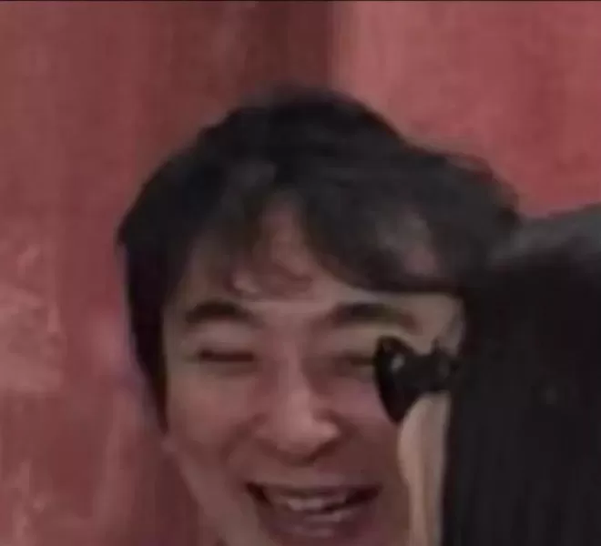 王思聪日本逛街被偶遇，身边换了女人，满面春风