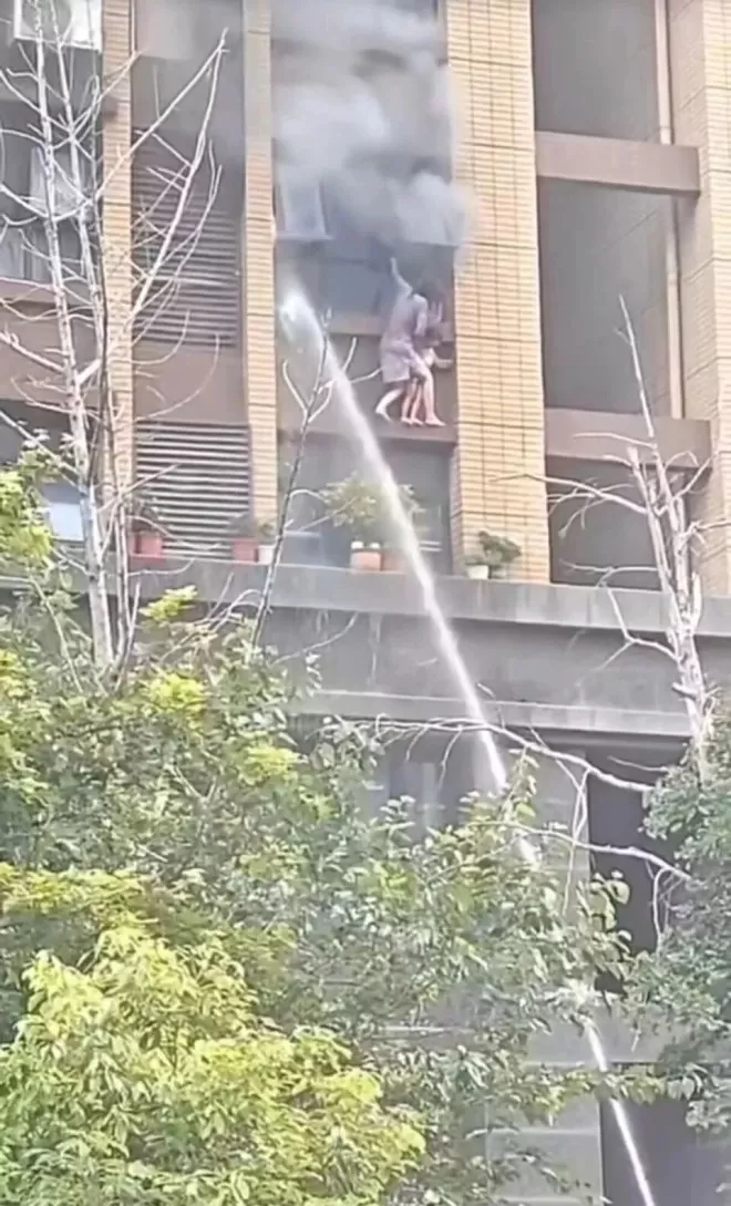 连云港火灾母女坠楼，3岁女童身亡