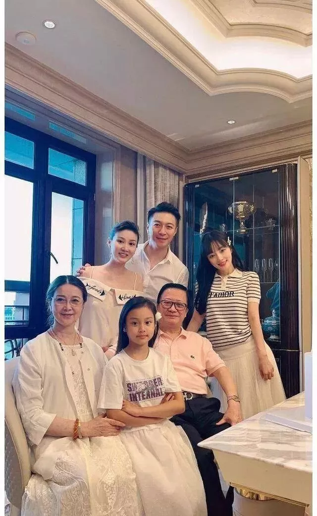 上梁不正下梁歪？李小璐为出轨叫屈