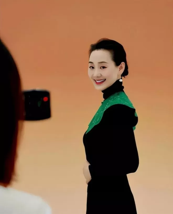 只当过一次演员，却住北京亿万豪宅，丈夫给她打工