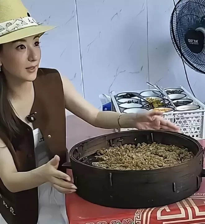 方媛现身安徽老家，又矮又壮，素颜不如路人