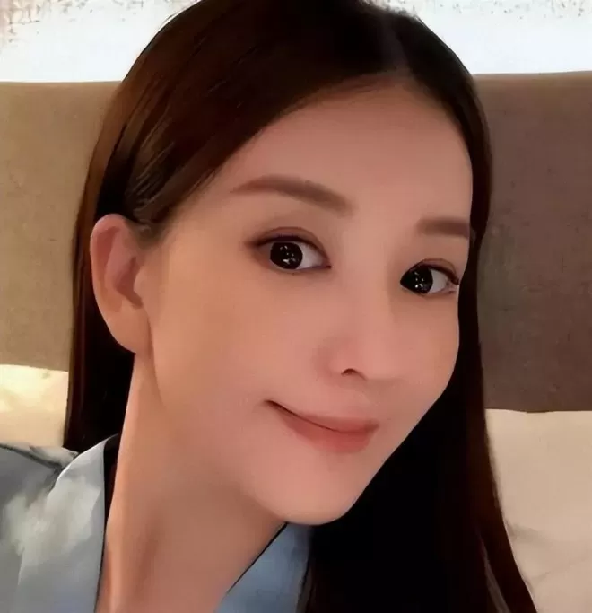 方媛现身安徽老家，又矮又壮，素颜不如路人