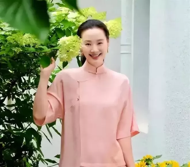 只当过一次演员，却住北京亿万豪宅，丈夫给她打工