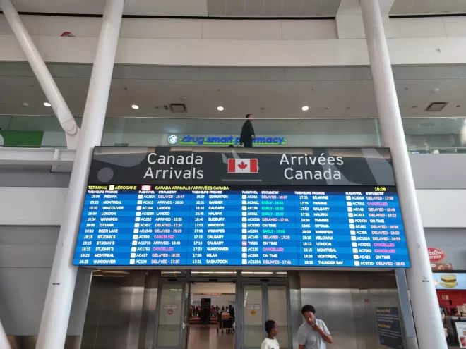 全面停飞! WestJet空乘和公司谈不拢, 加拿大数千旅客滞留!