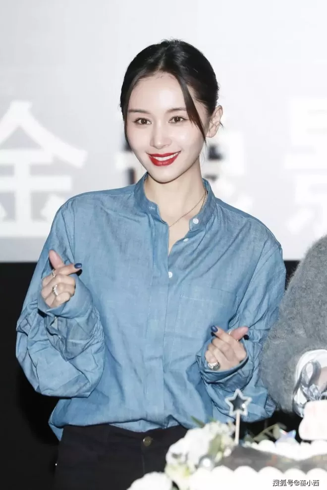 王子文留回长发后像换了个人，差点认不出