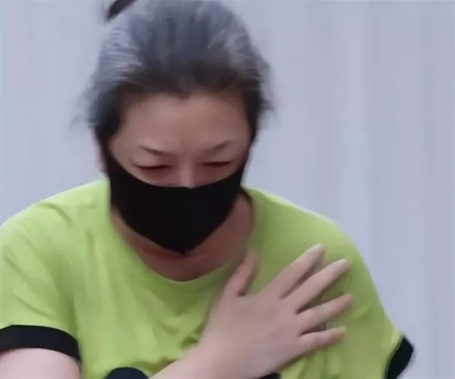 58岁江珊手按心脏下班,满头银丝步履蹒跚,目测体重超150斤