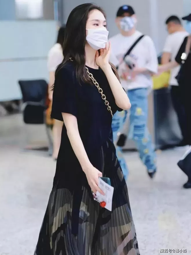 王子文留回长发后像换了个人，差点认不出