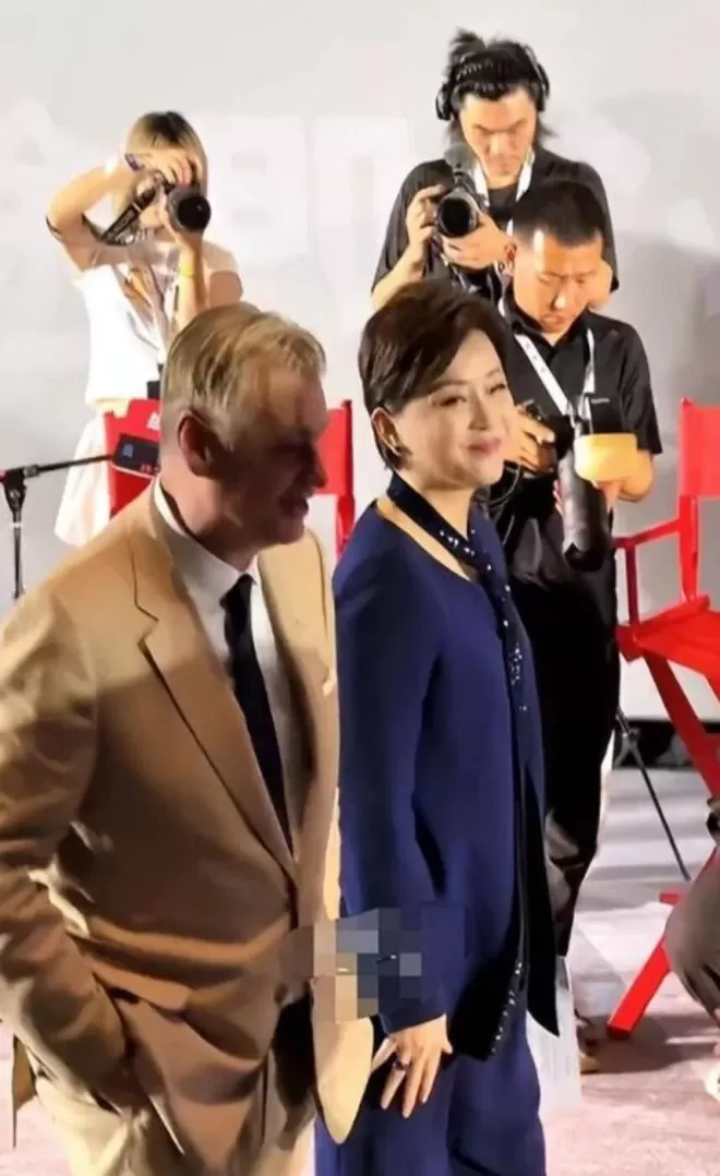 上海女主持人采访诺兰“卑躬屈膝”被骂上热搜