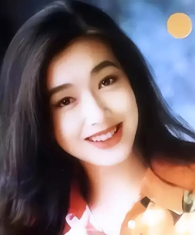 58岁江珊手按心脏下班,满头银丝步履蹒跚,目测体重超150斤
