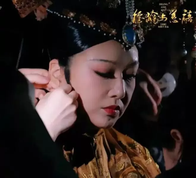 58岁江珊手按心脏下班,满头银丝步履蹒跚,目测体重超150斤
