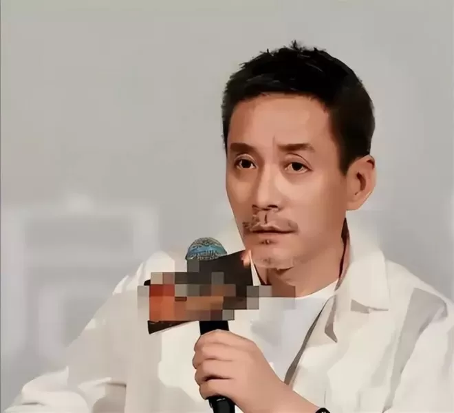 58岁江珊手按心脏下班,满头银丝步履蹒跚,目测体重超150斤