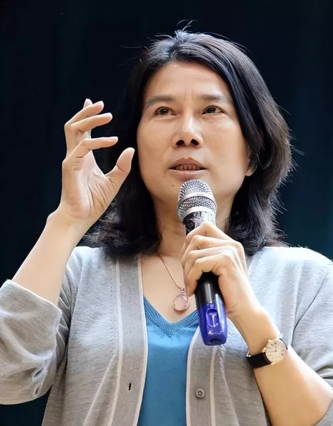 上海女主持人采访诺兰“卑躬屈膝”被骂上热搜