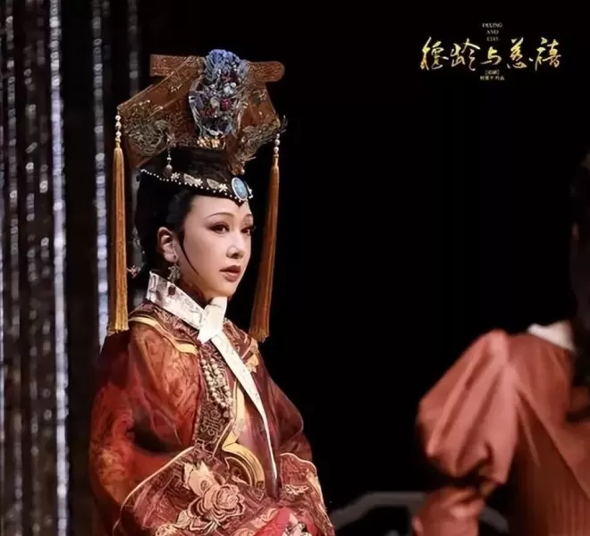 58岁江珊手按心脏下班,满头银丝步履蹒跚,目测体重超150斤