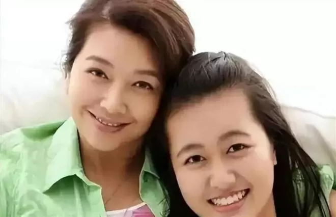 58岁江珊手按心脏下班,满头银丝步履蹒跚,目测体重超150斤