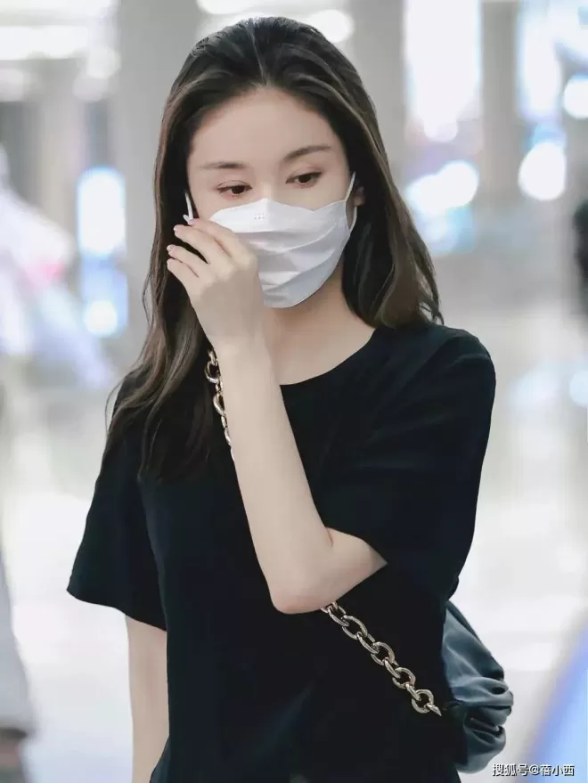 王子文留回长发后像换了个人，差点认不出