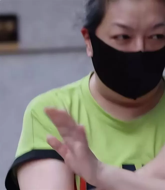 58岁江珊手按心脏下班,满头银丝步履蹒跚,目测体重超150斤