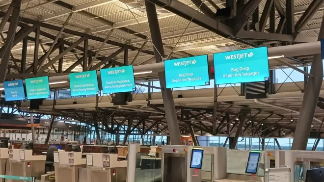 全面停飞! WestJet空乘和公司谈不拢, 加拿大数千旅客滞留!