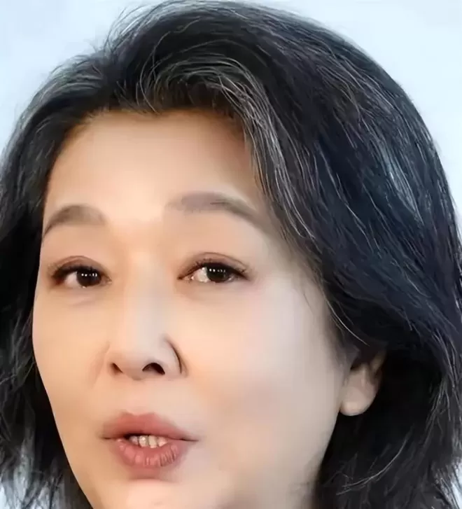 58岁江珊手按心脏下班,满头银丝步履蹒跚,目测体重超150斤