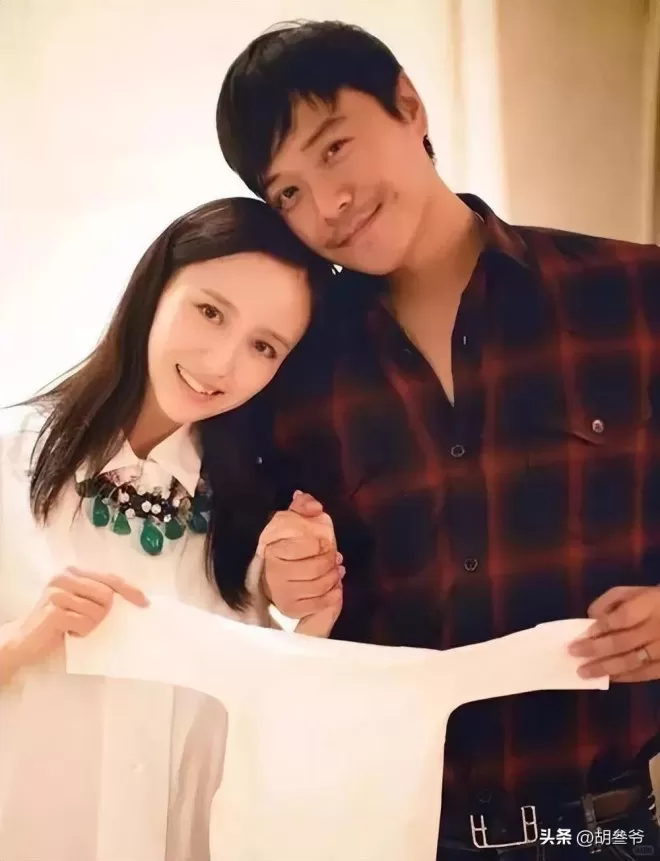 佟丽娅跟陈思诚父母聚会！陈妈妈打扮浮夸好富态