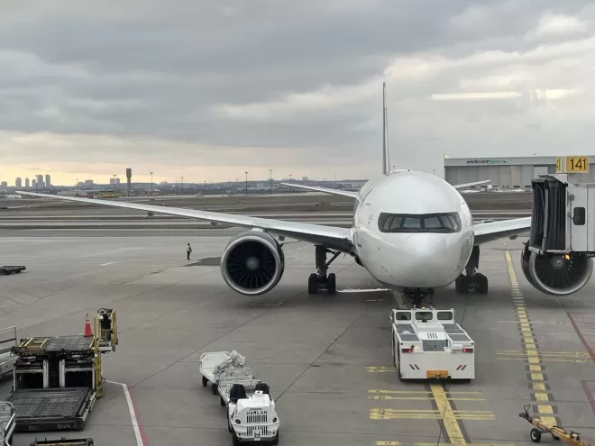全面停飞! WestJet空乘和公司谈不拢, 加拿大数千旅客滞留!
