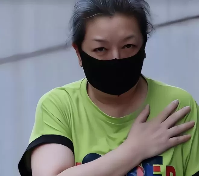 58岁江珊手按心脏下班,满头银丝步履蹒跚,目测体重超150斤