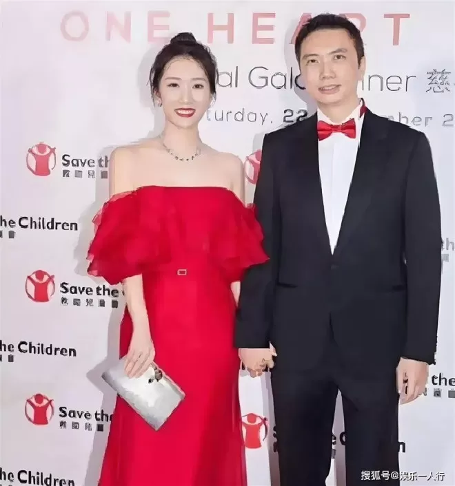 李念携长女首登杂志封面！14岁卡卡身高近170