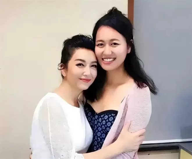 58岁江珊手按心脏下班,满头银丝步履蹒跚,目测体重超150斤