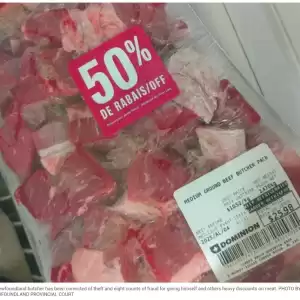 超市“好人”偷换标签打折，熟人都赚了，他却惨了，被判8项罪名