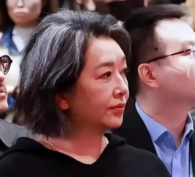 58岁江珊手按心脏下班,满头银丝步履蹒跚,目测体重超150斤