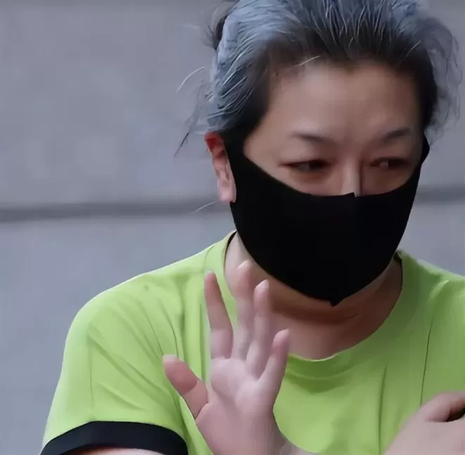 58岁江珊手按心脏下班,满头银丝步履蹒跚,目测体重超150斤