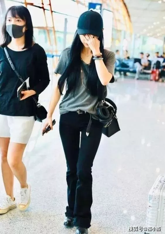 王子文留回长发后像换了个人，差点认不出