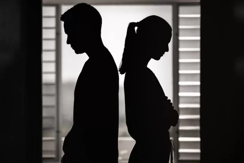 破坏军婚︱云南男遭判囚两年  搭上军人妻致怀孕堕胎夫妻离婚收场